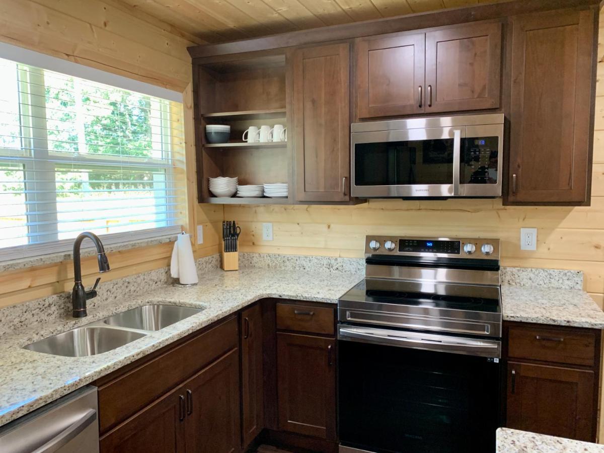 The Brick House: Brand New! 3 Bedroom Home With Private Driveway ピジョンフォージ エクステリア 写真