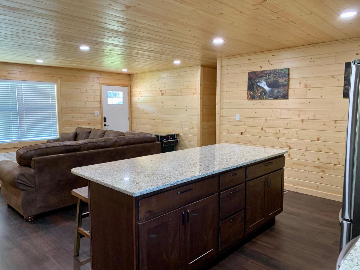 The Brick House: Brand New! 3 Bedroom Home With Private Driveway ピジョンフォージ エクステリア 写真