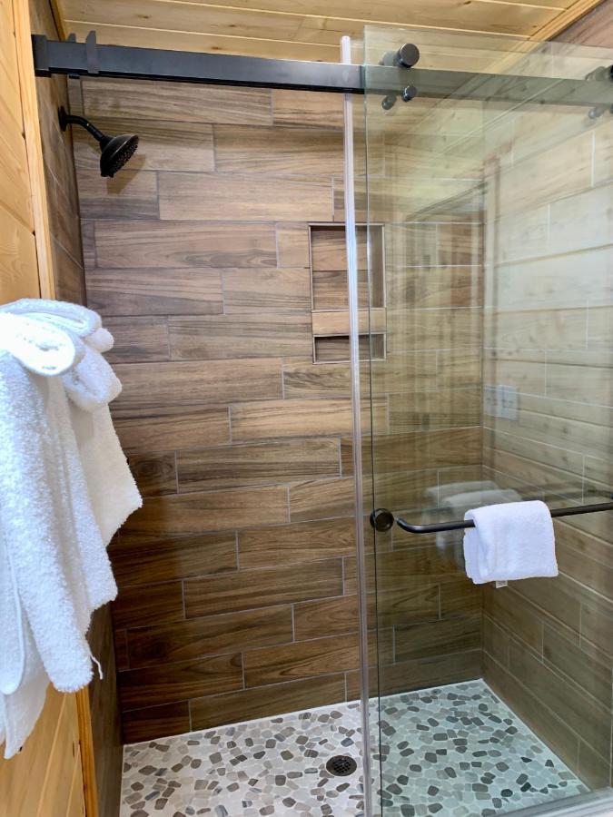 The Brick House: Brand New! 3 Bedroom Home With Private Driveway ピジョンフォージ エクステリア 写真