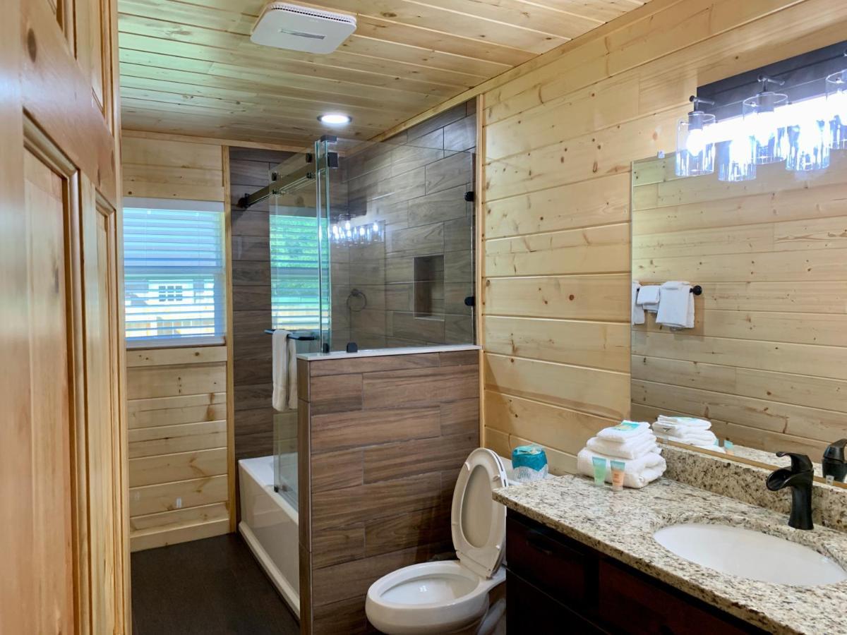 The Brick House: Brand New! 3 Bedroom Home With Private Driveway ピジョンフォージ エクステリア 写真