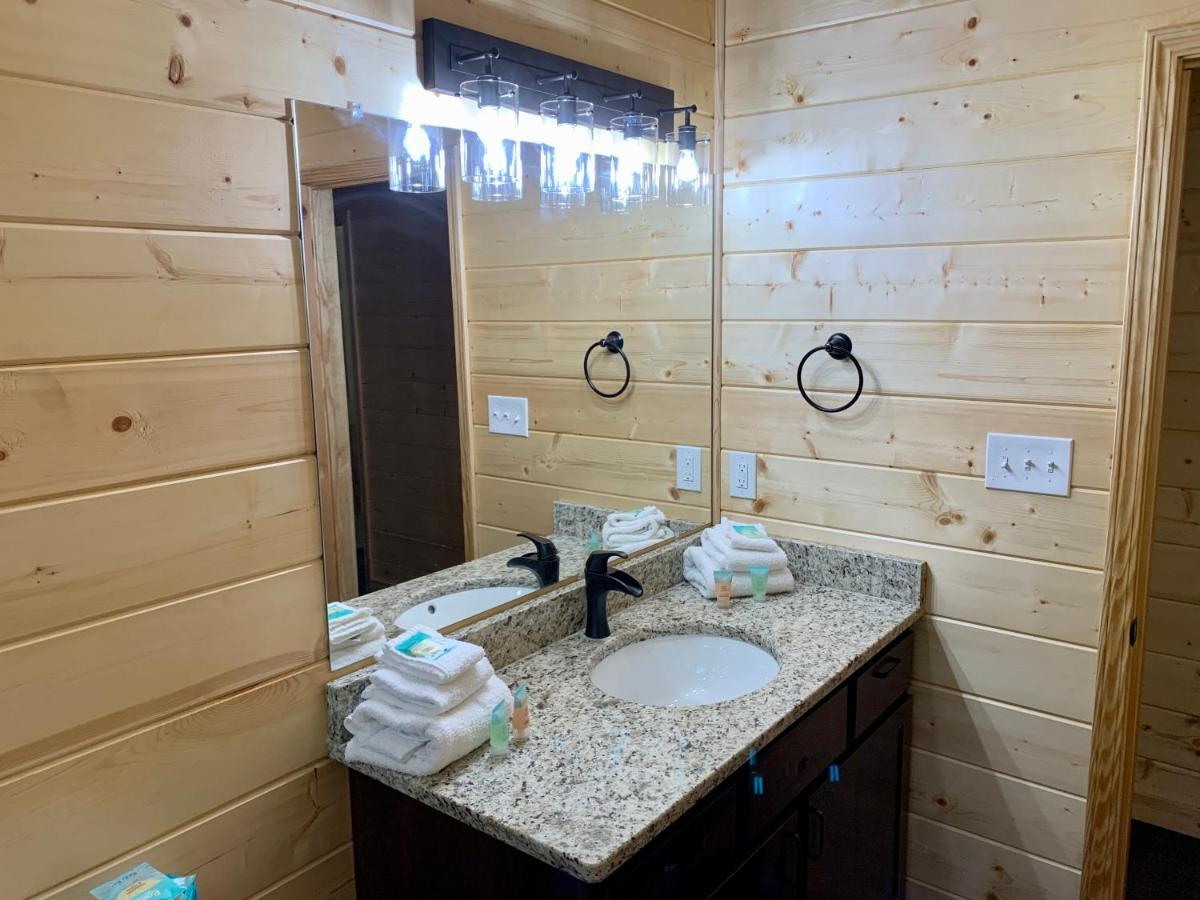 The Brick House: Brand New! 3 Bedroom Home With Private Driveway ピジョンフォージ エクステリア 写真