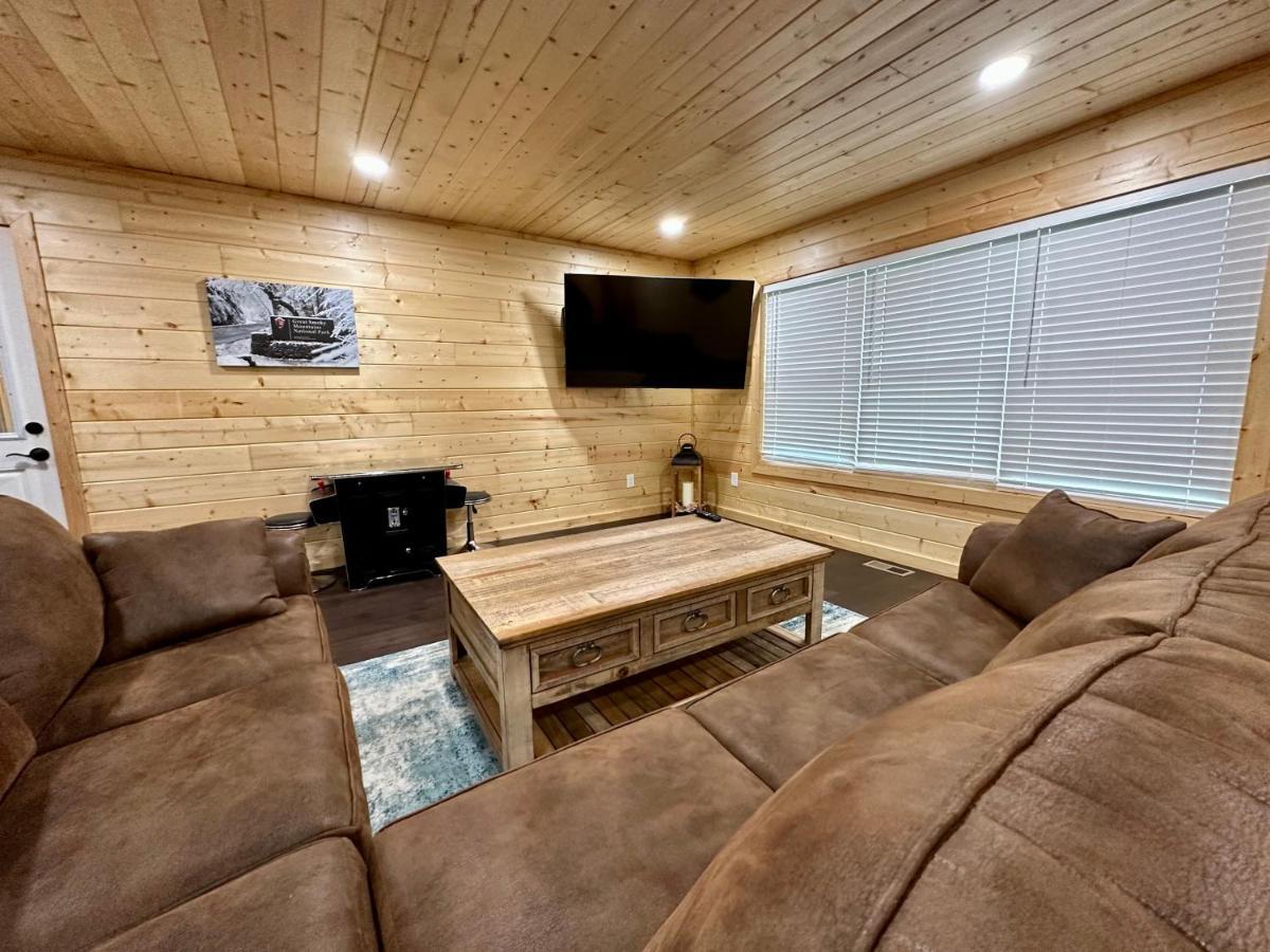 The Brick House: Brand New! 3 Bedroom Home With Private Driveway ピジョンフォージ エクステリア 写真